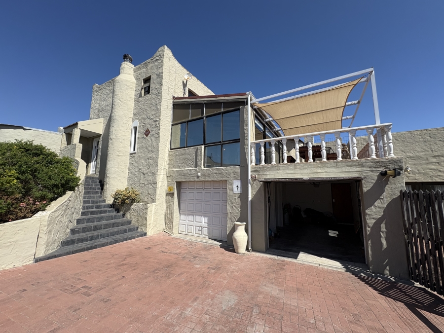 4 Bedroom Property for Sale in Pearl Bay Western Cape